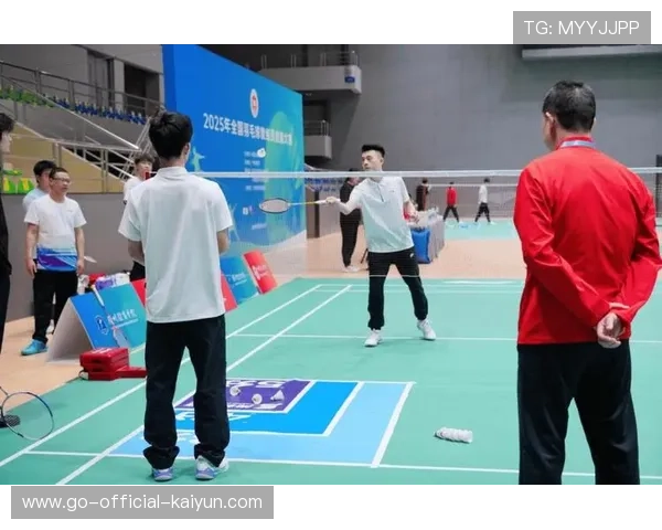 羽毛球教练现场表演跳杀震撼——激发你的运动潜力